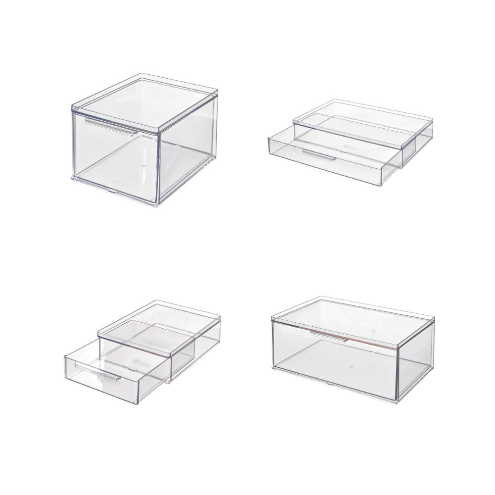 Quattro scatole di plastica trasparenti con cassetti, disposte su uno sfondo bianco.