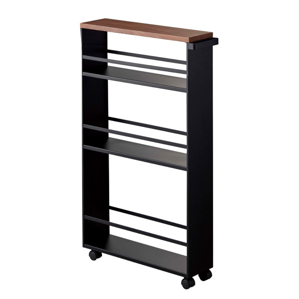 Der YAMAZAKI TOWER Küchenwagen mit Griff in Schwarz ist ein schlankes Nischenregal aus Metall mit vier Ablagen, dunkler Holzplatte und vier kleinen Rollen-ideal als flexibler Küchenwagen mit zusätzlichem Stauraum.