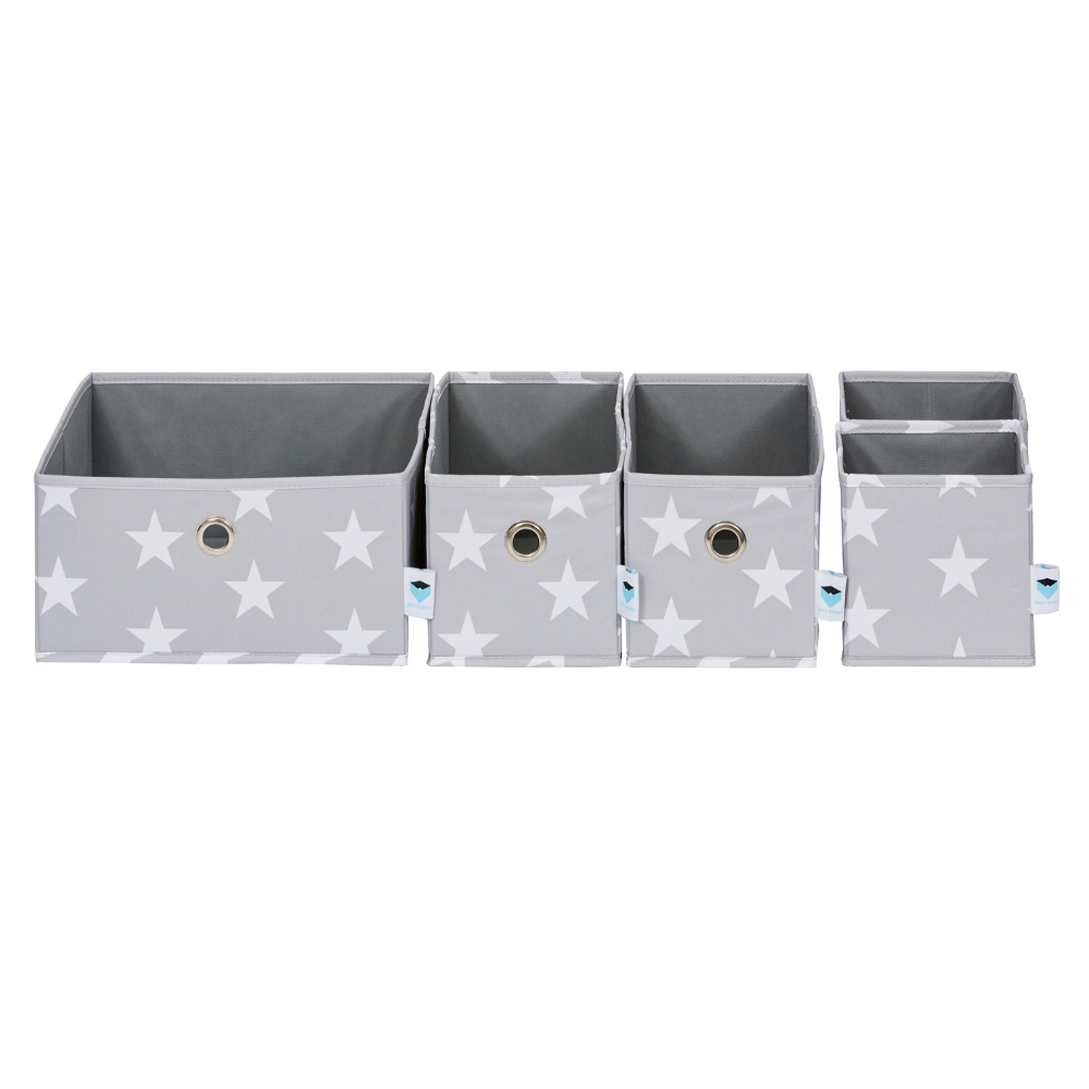 Der Love it Store it STAR Organizer Grau - Set 5 Stk. besteht aus fünf grauen Stoffbehältern mit weißen Sternen, ideal für Kinderzimmer Aufbewahrung. Jeder Behälter verfügt über einen Griff mit Metalltülle für einfachen Zugriff.