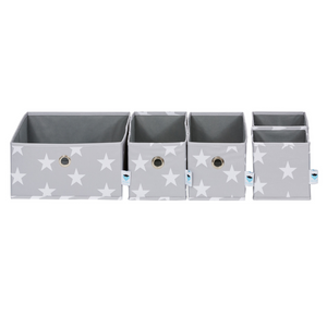Der Love it Store it STAR Organizer Grau - Set 5 Stk. besteht aus fünf grauen Stoffbehältern mit weißen Sternen, ideal für Kinderzimmer Aufbewahrung. Jeder Behälter verfügt über einen Griff mit Metalltülle für einfachen Zugriff.
