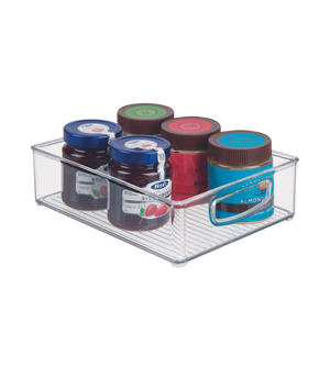 Contenitore trasparente con bicchieri, coperchi marroni e blu, sulla superficie.
