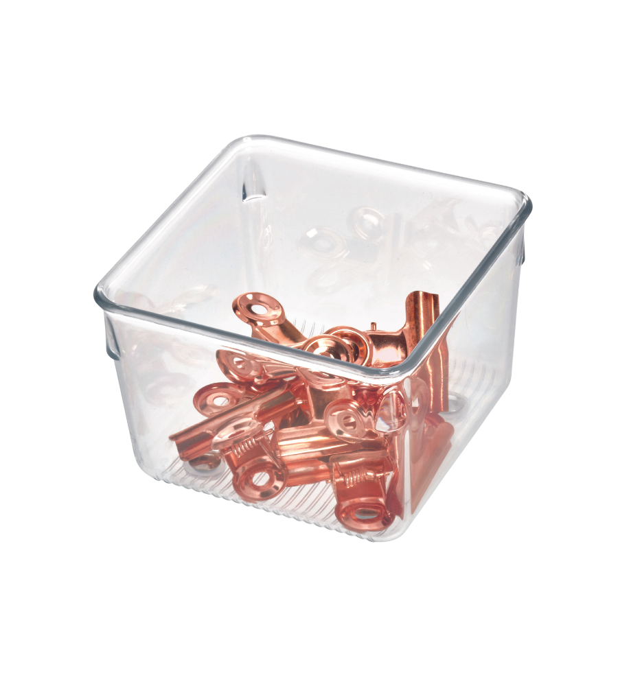 Ein klarer, quadratischer LINUS - Schubladenorganizer HOCH von iDesign hält mehrere metallische Kupferklammern, von oben gesehen auf weißem Hintergrund.