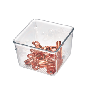 Ein klarer, quadratischer LINUS - Schubladenorganizer HOCH von iDesign hält mehrere metallische Kupferklammern, von oben gesehen auf weißem Hintergrund.
