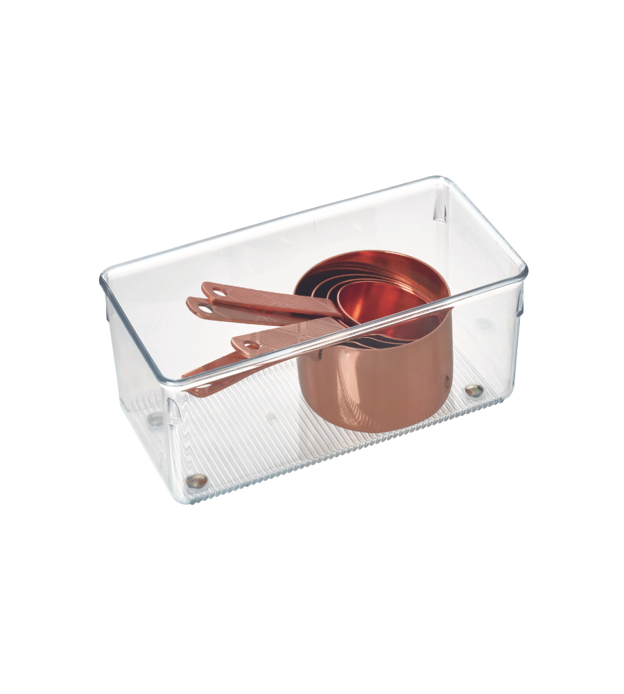 Un organiseur de tiroir iDesign LINUS HAUT, avec sa forme rectangulaire claire, contient des tasses à mesurer en cuivre imbriquées avec des anses, représentées sur fond blanc.