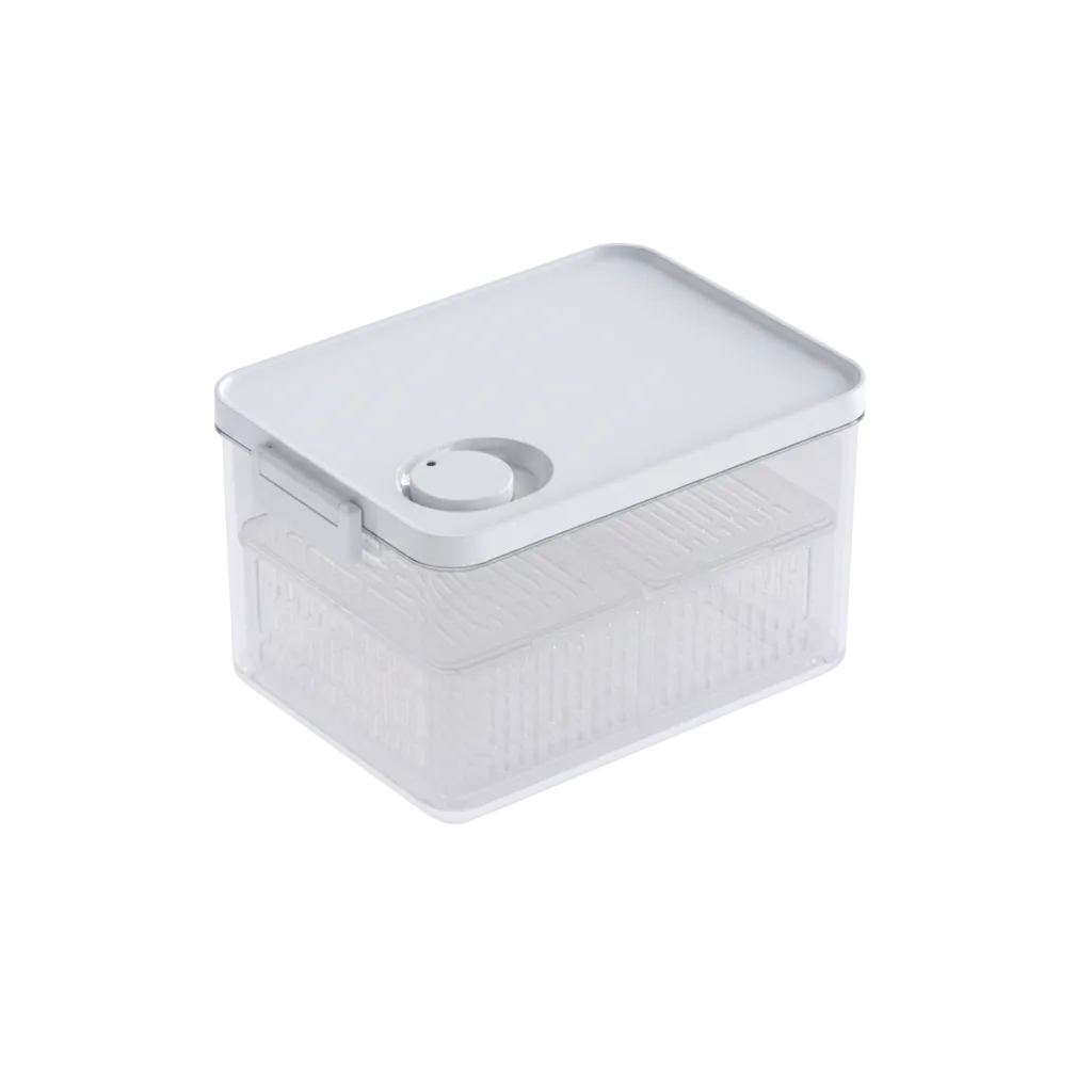Die DATEMATE Frischhaltebox KLAR Weiß mit Haltbarkeits-Timer von BNB x VCN bewahrt Gemüse und Obst wie Gurken, Paprika, Brokkoli und Trauben dank stapelbarem Design, weißem Deckel und rundem Ventil frisch.