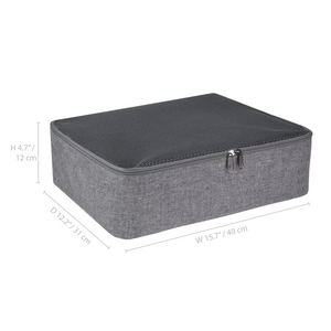 Der Bigso TRAVEL Organizer L - Grau ist ein grauer, rechteckiger Organizer mit einer Netzabdeckung mit Reißverschluss und den Maßen 15,7" x 12,2" x 4,7", ideal, um auf Reisen Ordnung in Ihre wichtigsten Dinge zu bringen.