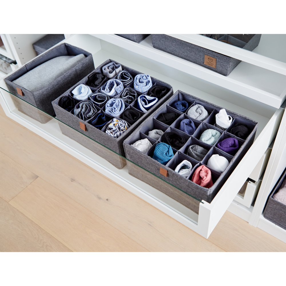 Der PREMIUM Organizer 16 Fächer Grau - Set 2 Stk von Love it Store it aus Leinenstoff ordnet Socken und Unterwäsche übersichtlich in einer weißen Schublade; zusätzliche Aufbewahrungskörbe stehen im Regal darüber.