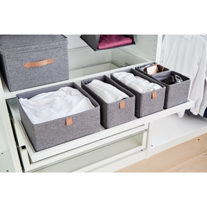Fünf graue Stoffbehälter aus dem Love it Store it PREMIUM Organizer Grau - Set 5 Stk. ordnen gefaltete Kleidung und Accessoires auf einem ausziehbaren Regal in einem weißen Kleiderschrank, wobei andere Behälter und hängende Kleidung im Blick bleiben.