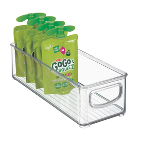 Das iDesign Kühlschrank-Set MINI (5-teilig) ist ein übersichtlicher, stapelbarer Aufbewahrungsbehälter mit Griffen und hält vier aufrecht stehende grüne GoGo SqueeZ Apfelmus-Quetschbeutel.