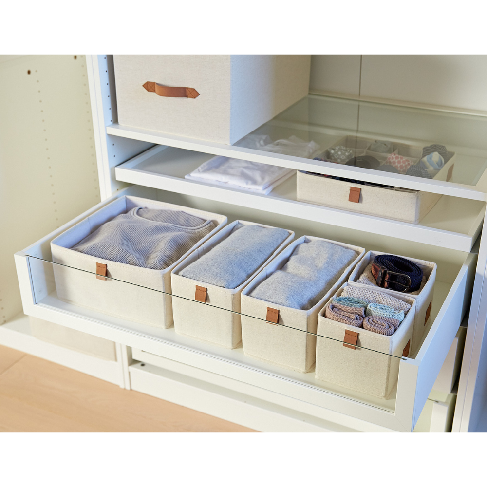 Eine Kommodenschublade mit dem Love it Store it PREMIUM Organizer Beige - Set 5 Stk. fasst Kleidung, Gürtel und aufgerollte Gegenstände in fünf beigefarbenen Stoffbehältern; zusätzliche Boxen und gefaltete Kleidung befinden sich auf den Regalböden darüber.