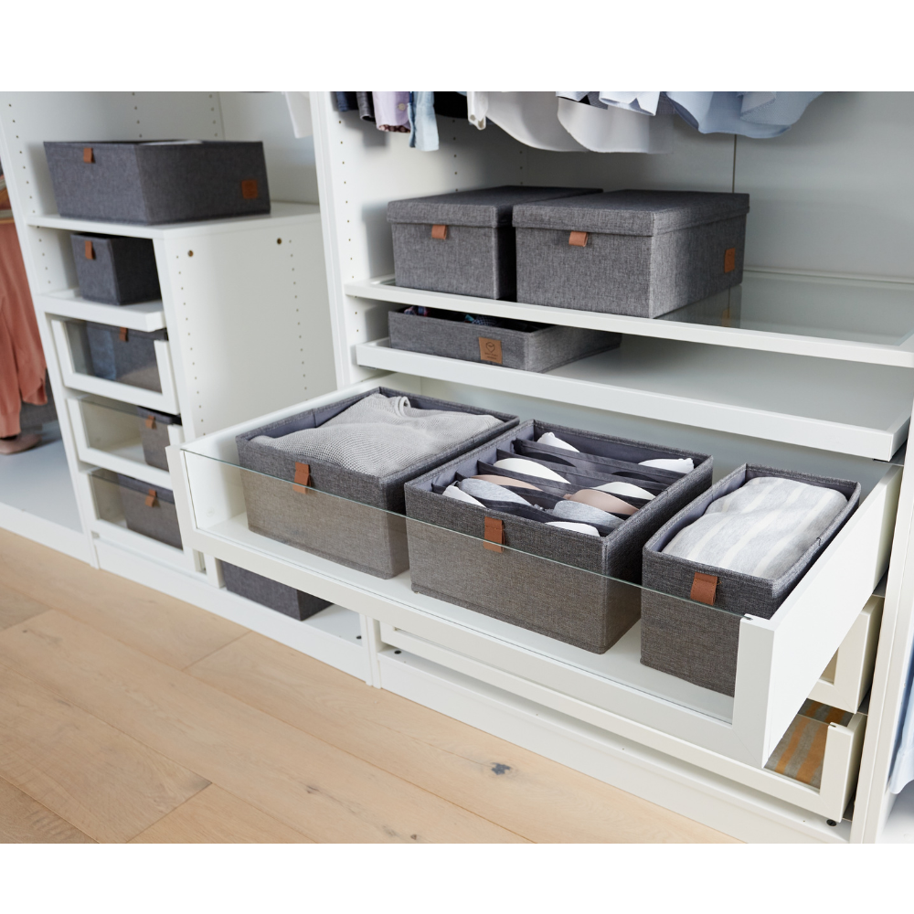 Ein geordneter weißer Kleiderschrank präsentiert den Love it Store it PREMIUM Organizer 6 Fächer breit Grau (Set 2 Stk) aus Leinen, ordentlich platziert auf Regalen und in Schubladen für Kleidung und Accessoires. Der Schrank steht auf einem hellen Holzboden.