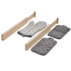 Zwei ECO - Schubladenteiler WOOD niedrig von iDesign halten einen grau gesteppten Topflappen, daneben stehen zwei passende Topflappen auf weißem Hintergrund.
