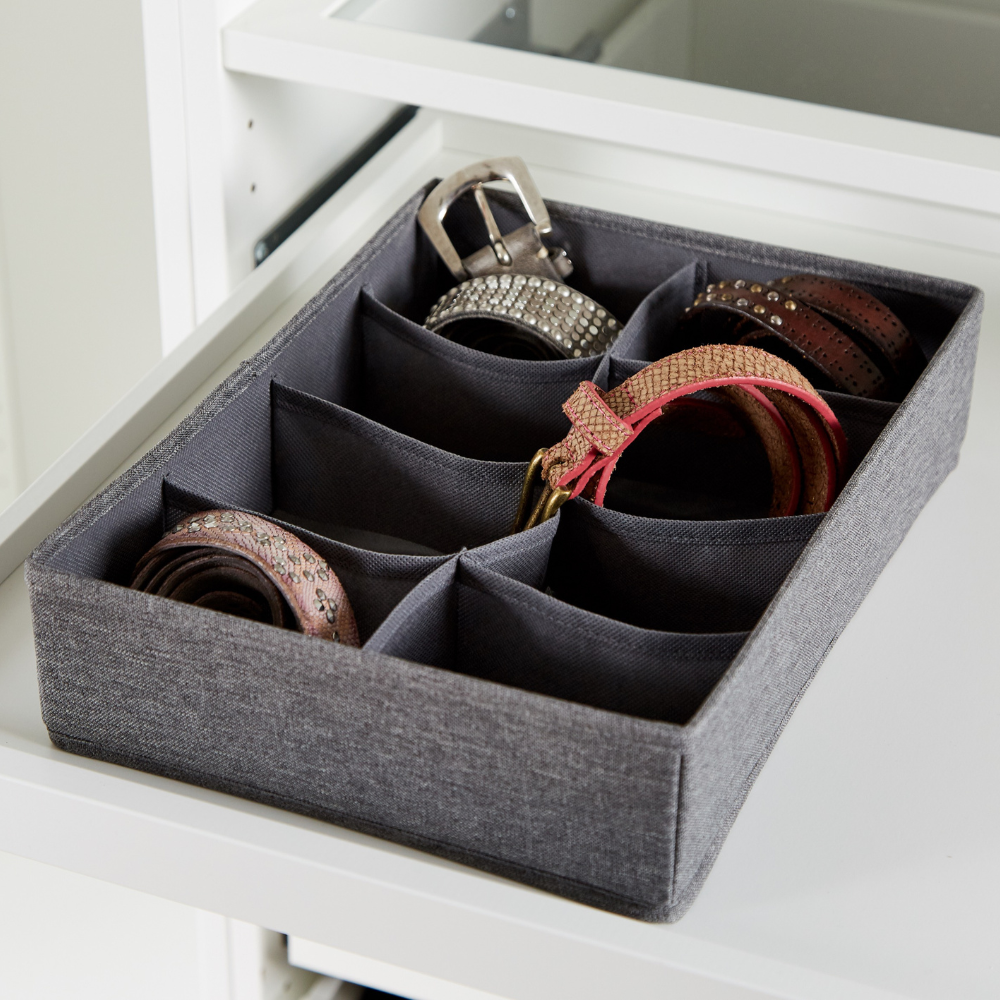 Der PREMIUM Wäsche Organizer Grau - 8 Fächer von Love it Store it fasst mehrere gerollte Gürtel in verschiedenen Farben und Materialien, übersichtlich geordnet in einer weißen Schublade.
