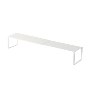 Der minimalistische Monitorständer aus weißem Metall mit schlankem, modernem Design lässt sich perfekt mit dem YAMAZAKI FRAME Schuhregal ausziehbar - Weiss kombinieren und sorgt so für einen kohärenten, organisierten Arbeitsbereich.