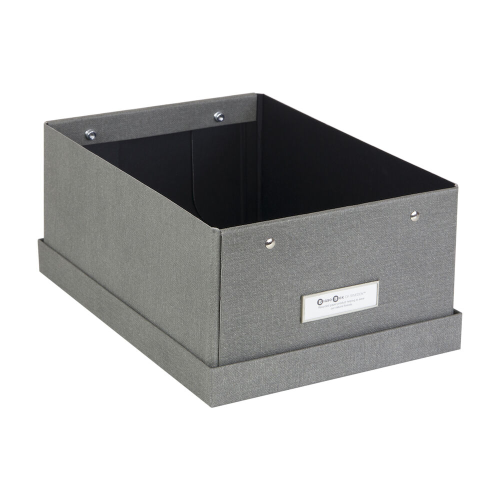 Die Bigso KARIN Aufbewahrungsbox - Grau Canvas ist eine rechteckige, stapelbare Aufbewahrungsbox mit abnehmbarem Deckel, Etikettenhalter aus Metall und Nieten auf der Vorderseite, abgebildet auf einem weißen Hintergrund.