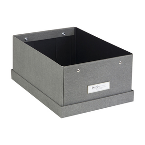 Die Bigso KARIN Aufbewahrungsbox - Grau Canvas ist eine rechteckige, stapelbare Aufbewahrungsbox mit abnehmbarem Deckel, Etikettenhalter aus Metall und Nieten auf der Vorderseite, abgebildet auf einem weißen Hintergrund.