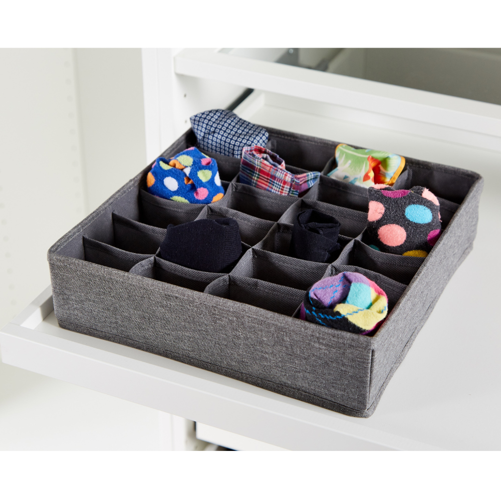 Der PREMIUM Wäsche Organizer Grau - 24 Fächer von Love it Store it ist ideal zur Aufbewahrung von Socken und Unterwäsche und zeigt bunte, gerollte Socken übersichtlich in einem weißen Schubfach.