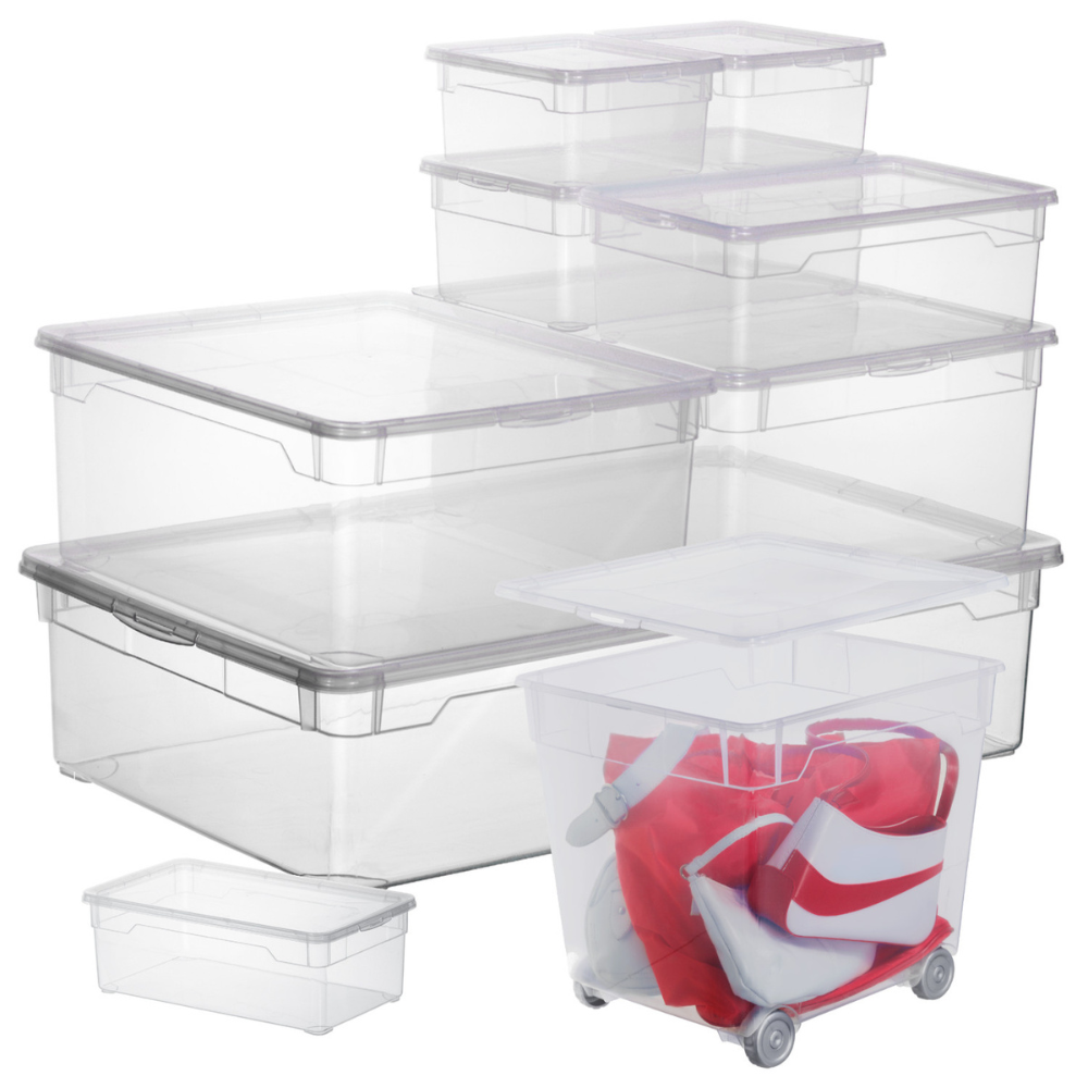 Mehrere transparente Plastikboxen gestapelt, eine Box mit roten und weißen Schuhen, auf Rädern.