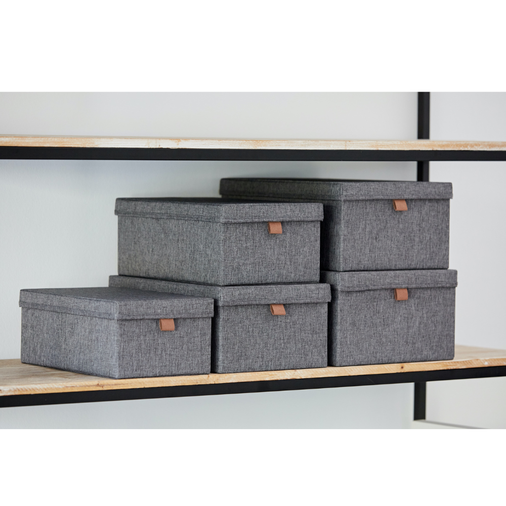 Das Love it Store it PREMIUM Aufbewahrungsboxen mit Deckel Grau - Set 5 Stk. bringt stilvolle Ordnung ins Zuhause und passt perfekt auf ein helles Holzregal mit schwarzem Metallrahmen.