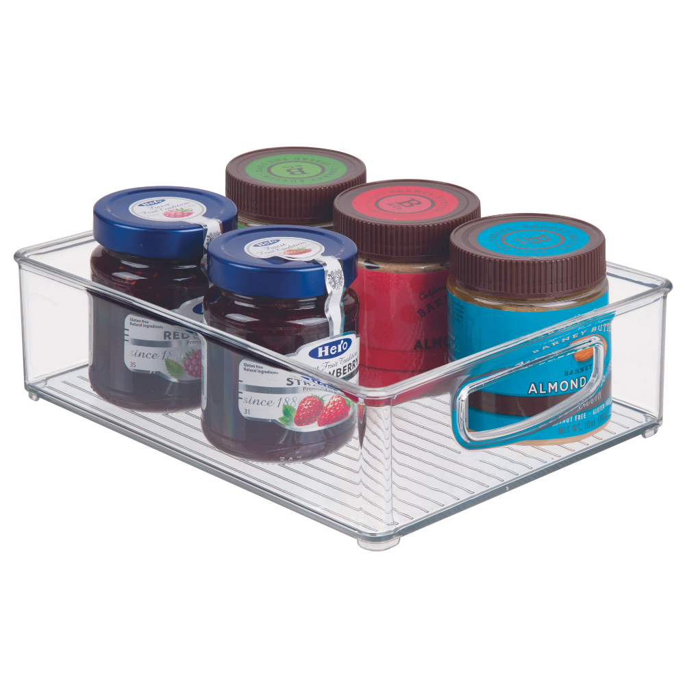Mehrere Marmelade- und Nussbuttergläser in transparentem Behälter.