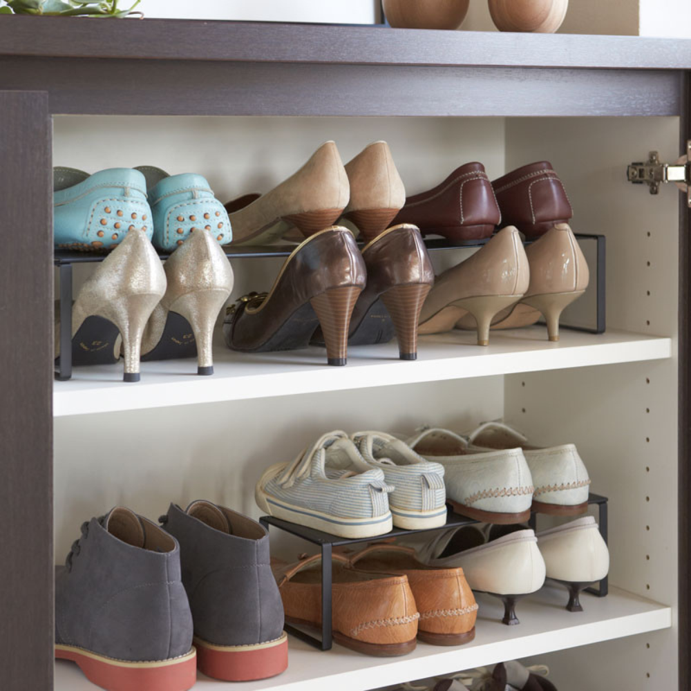 In einem übersichtlichen YAMAZAKI FRAME Schuhregal ausziehbar - Schwarz werden auf drei Regalböden im Schuhschrank Damen-High-Heels, Freizeitschuhe sowie Herren-Slipper und -Sneaker untergebracht.