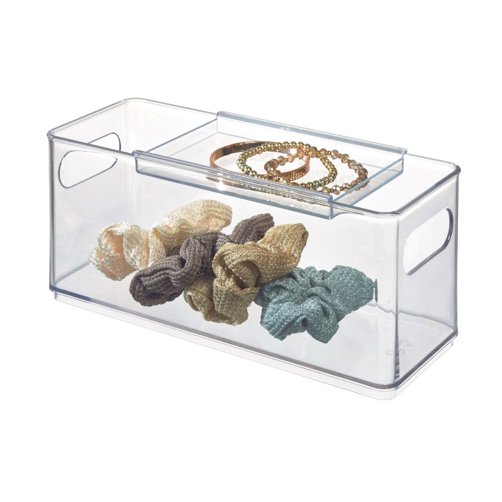 Der iDesign HOME EDIT Aufbewahrungsbehälter - Accessory ist ein durchsichtiger Kunststoff-Organizer mit ausgeschnittenen Griffen und einem Schiebedeckel, ideal zur Aufbewahrung von Haargummis und Goldschmuck wie Armbändern oder Halsketten.