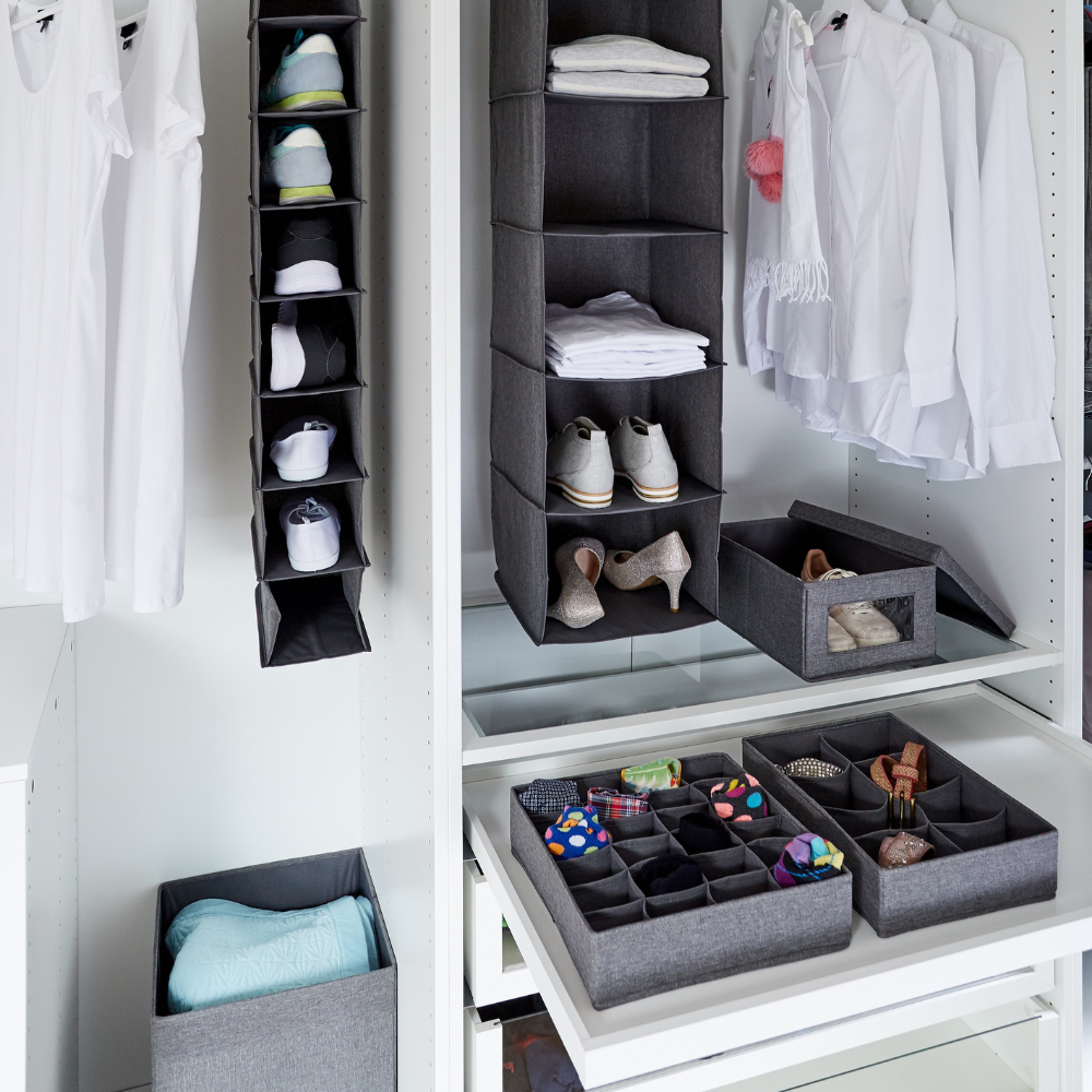 Ein gut organisierter Kleiderschrank mit Schuhablage, Regalen für gefaltete Kleidung, weißen Hemden auf Bügeln und einem Love it Store it PREMIUM Wäsche Organizer Grau - 8 Fächer für Socken, Krawatten und Accessoires.