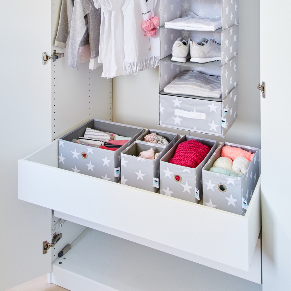 Schaffen Sie Ordnung im Kleiderschrank mit dem Love it Store it STAR Organizer Grau - Set 5 Stk. mit weißen, sternverzierten grauen Behältern - perfekt für die ordentliche Aufbewahrung von Kleidung und Accessoires im Kinderzimmer.