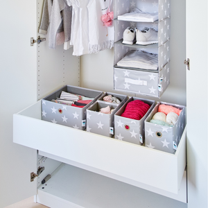 Schaffen Sie Ordnung im Kleiderschrank mit dem Love it Store it STAR Organizer Grau - Set 5 Stk. mit weißen, sternverzierten grauen Behältern - perfekt für die ordentliche Aufbewahrung von Kleidung und Accessoires im Kinderzimmer.