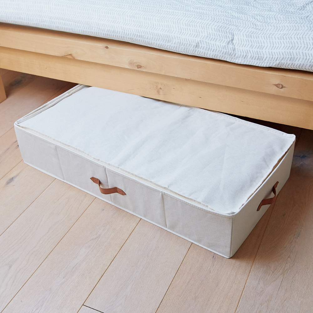 Die PREMIUM Aufbewahrungsbox Beige von Love it Store it ist eine rechteckige Aufbewahrungsbox aus Stoff mit Griffen, ideal für den Einsatz unter dem Bett und perfekt als Unterbettbox, auch IKEA PAX geeignet für intelligente Aufbewahrungslösungen.