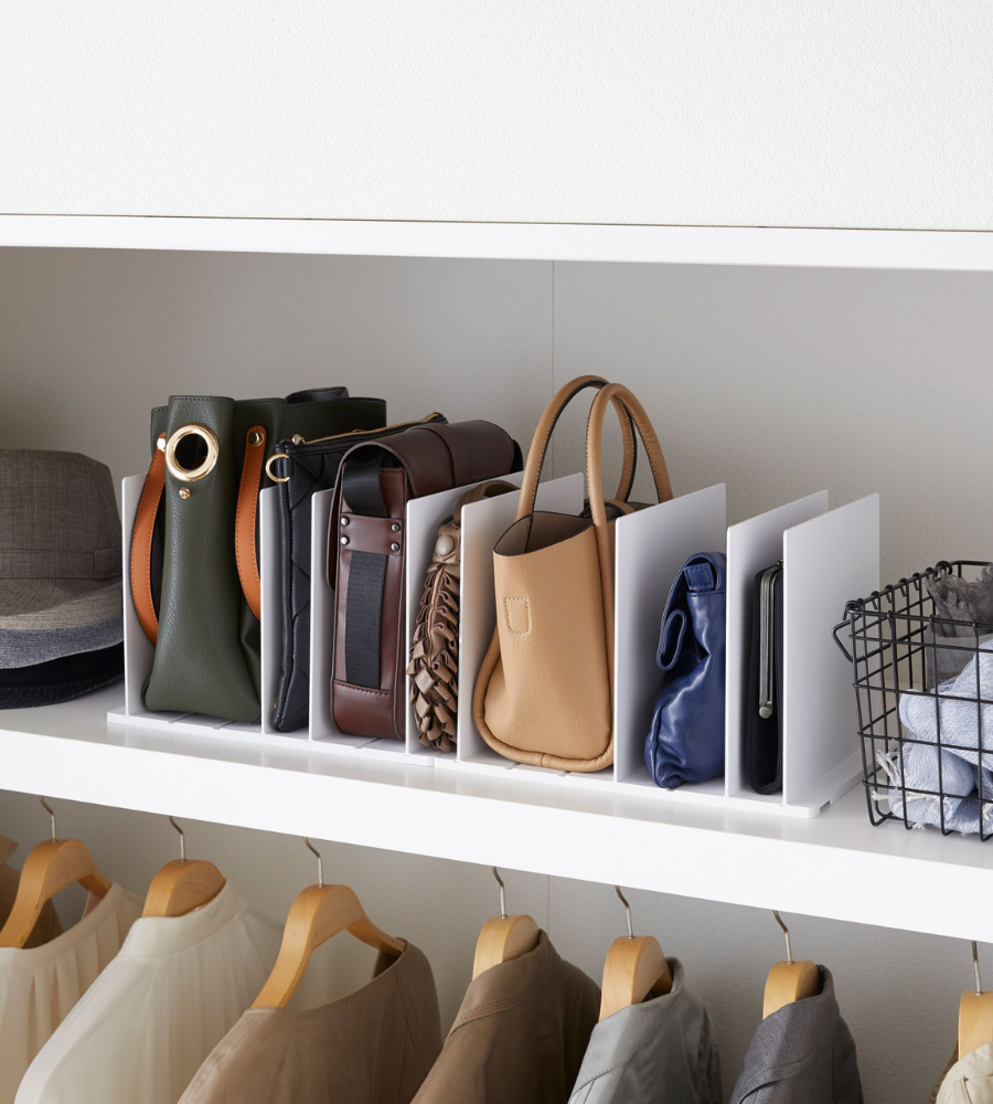 Der YAMAZAKI TOWER Taschen-Organizer Weiss (Set 2 Stk.) bewahrt Handtaschen in verstellbaren weissen Fächern über hängender Kleidung auf und bietet eine platzsparende Organisationslösung neben Drahtkorb und Hüten im Kleiderschrank.