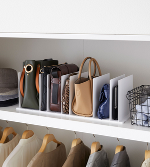 Der YAMAZAKI TOWER Taschen-Organizer Weiss (Set 2 Stk.) bewahrt Handtaschen in verstellbaren weissen Fächern über hängender Kleidung auf und bietet eine platzsparende Organisationslösung neben Drahtkorb und Hüten im Kleiderschrank.