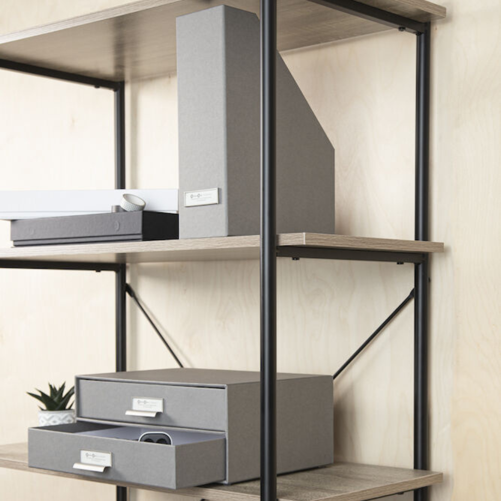 Ein Regal aus Metall und Holz enthält eine Bigso VIKTORIA Stehsammler Büroablage in Grau für A4-Dokumente, zwei Schubladen, eine Stiftablage mit Inhalt und eine kleine getopfte Sukkulente, alles fein säuberlich vor einer hellen Holzwand angeordnet.