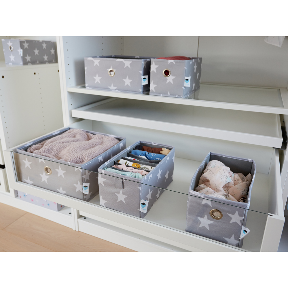 Zwei Sets Love it Store it STAR Organizer 6 Fächer schmal Grau (insgesamt 4 Fächer) mit weißen Sternen und Metallringgriffen halten gefaltete Kleidung oder Handtücher, ordentlich angeordnet auf Regalen in einem weißen Kinderzimmerschrank.