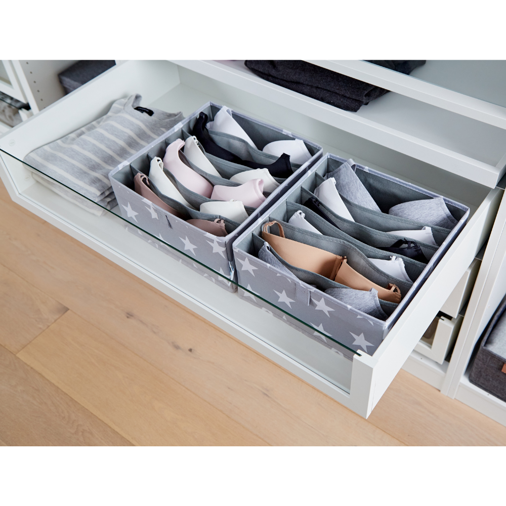 In einer offenen weißen Schublade finden zwei "STAR Organizer 6 Fächer breit Grau" von Love it Store it Platz, in denen jeweils neutral getönte Unterwäsche ordentlich aufbewahrt wird. Dieses 2er-Set bietet eine stilvolle Aufwertung für moderne Schränke mit hellem Holzboden.
