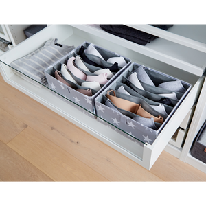 In einer offenen weißen Schublade finden zwei "STAR Organizer 6 Fächer breit Grau" von Love it Store it Platz, in denen jeweils neutral getönte Unterwäsche ordentlich aufbewahrt wird. Dieses 2er-Set bietet eine stilvolle Aufwertung für moderne Schränke mit hellem Holzboden.