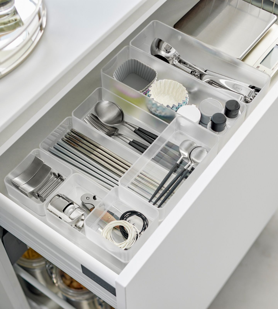 Bringen Sie Ordnung in Ihre Küche mit dem YAMAZAKI TOWER Schubladen Organizer Weiss M (Set 2 Stk.), ideal zum Sortieren von Utensilien wie Löffel, Essstäbchen, Schneebesen, Dosenöffner, Cupcake Liners, Messlöffel und Metallklammern; praktisch und stapelbar.