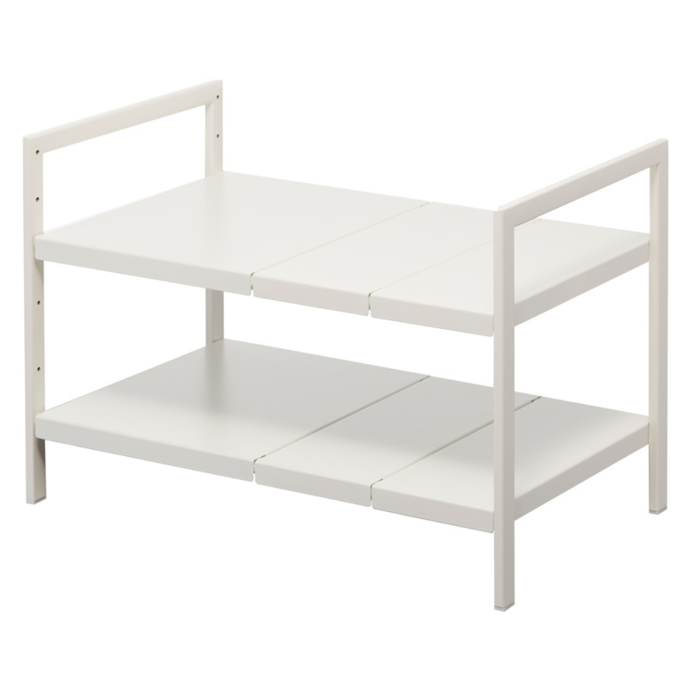 Das YAMAZAKI TOWER Regal ausziehbar - Weiss ist ein weißes, zweistöckiges Metallregal mit offenem Design, einfachem Rahmen und höhenverstellbaren Regalböden, perfekt zum Organisieren oder Aufbewahren.