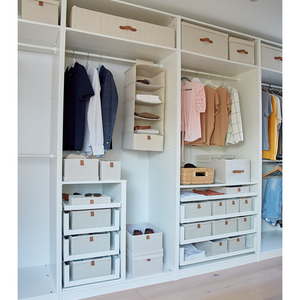 Ein ordentlich organisierter weißer Kleiderschrank mit Regalen, Schubladen und Hängeplätzen. Love it Store it's PREMIUM Aufbewahrungsbox Beige-ideal für die Unterbettaufbewahrung-hält die Kleidung ordentlich und maximiert den Platz für einen aufgeräumten Look.
