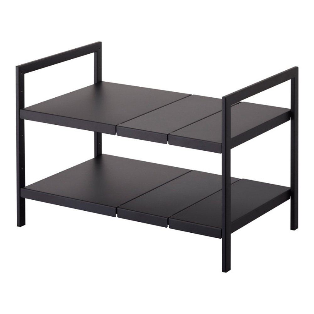 Das YAMAZAKI TOWER Regal ausziehbar - Schwarz ist ein zweistöckiges schwarzes Metallregal mit offenen Seiten, verstellbaren Fächern und einem minimalistischen modernen Look - ideal als stilvolle Aufbewahrungslösung für jeden Raum.