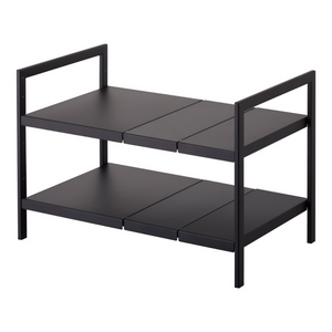 Das YAMAZAKI TOWER Regal ausziehbar - Schwarz ist ein zweistöckiges schwarzes Metallregal mit offenen Seiten, verstellbaren Fächern und einem minimalistischen modernen Look - ideal als stilvolle Aufbewahrungslösung für jeden Raum.