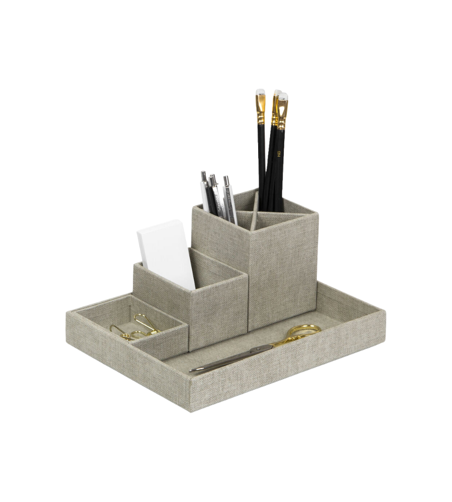 Der beigefarbene LENA Schreibtisch Organizer - Linnen Canvas von Bigso hat Fächer für Stifte, Pinsel, Notizkarten, goldene Büroklammern und Scheren und sorgt so für stilvolle Ordnung auf dem Schreibtisch vor einem schlichten weißen Hintergrund.