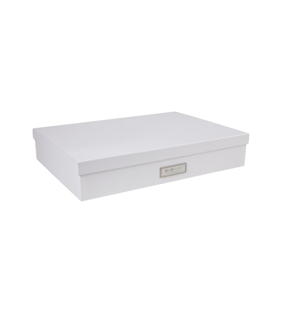 Die Bigso SVERKER Aufbewahrungsbox A3 in Weiss ist eine schlichte, weisse Aufbewahrungsbox mit aufgesetztem Deckel und einem Etikettenhalter aus Metall auf der Vorderseite. Sie eignet sich perfekt als Ablagebox Heimbüro, um Dokumente ordentlich zu ordnen. Abgebildet auf weißem Hintergrund.