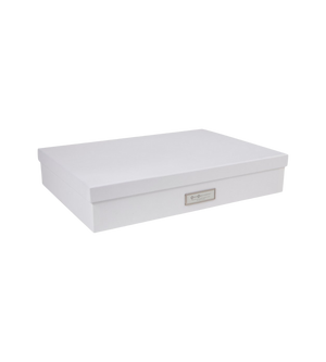 Die Bigso SVERKER Aufbewahrungsbox A3 in Weiss ist eine schlichte, weisse Aufbewahrungsbox mit aufgesetztem Deckel und einem Etikettenhalter aus Metall auf der Vorderseite. Sie eignet sich perfekt als Ablagebox Heimbüro, um Dokumente ordentlich zu ordnen. Abgebildet auf weißem Hintergrund.