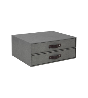 Die Bigso BIRGER Schubladenbox 2 Fächer in Grau Canvas ist mit zwei Schubladen und dunklen Ledergriffen ausgestattet und eignet sich ideal als Schreibtisch-Organizer. Die rechteckige A4-Box ist auf einem schlichten weißen Hintergrund abgebildet.