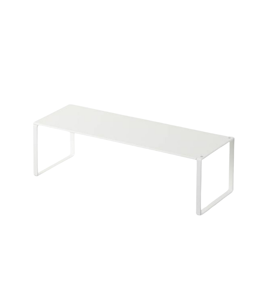 Weiße Metallbank minimalistisch stehend auf schwarzem Hintergrund.