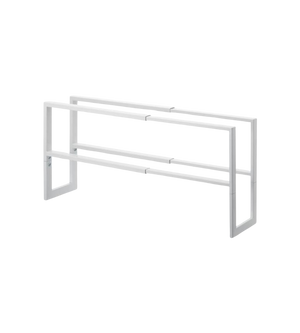 Das YAMAZAKI LINE Schuhregal ausziehbar - Weiss ist ein minimalistisches, weißes Metall-Schuhregal mit zwei horizontalen Stangen und rechteckigen Seitenstützen für die Wand- oder Aufputzmontage und bietet eine stilvolle Aufbewahrung. Abgebildet auf einem schlichten weißen Hintergrund.
