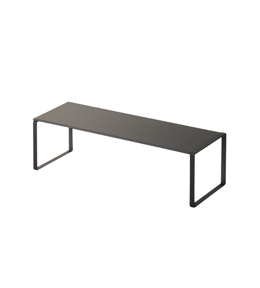 Der FRAME Schuhregal ausziehbar von YAMAZAKI in Schwarz ist eine minimalistische Bank mit flachem Sitz und offenen, rechteckigen Beinen an jedem Ende - ideal zur praktischen Schuhaufbewahrung vor weißem Hintergrund.