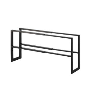 Ein minimalistischer, schwarzer Metall-Handtuchhalter mit zwei parallelen Stangen und rechteckigen Seitenrahmen im Stil des YAMAZAKI LINE Schuhregals ausziehbar - Schwarz steht auf weißem Grund.