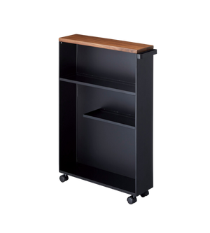 Der YAMAZAKI TOWER Aufbewahrungswagen mit Griff in Schwarz verfügt über zwei Ablagen, eine flache Holzplatte, ein schlankes Design für enge Räume und vier Räder für einfache Mobilität - perfekt für jeden Raum.